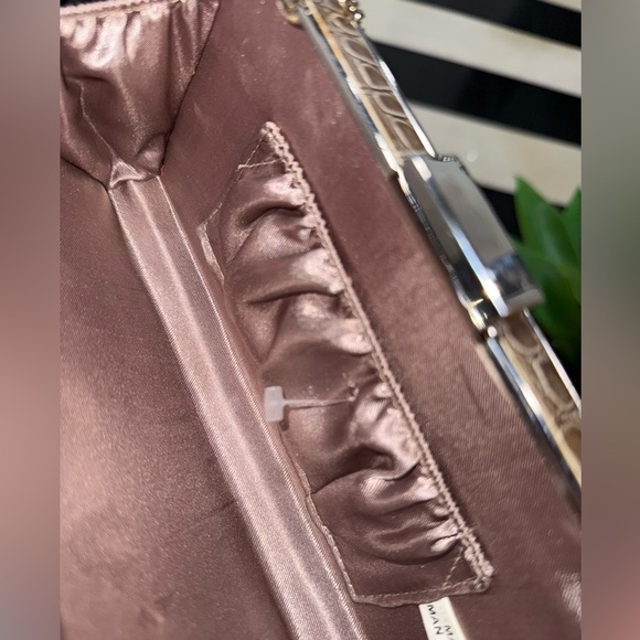 BRONZE HARDSHELL FAUX CROCODILE METAL FRAME CLUTCH W CHAIN AMD METAL CLASP - Picture 10 of 14